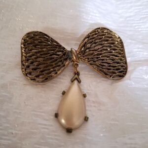 A Vintage Women's Brooch Pin Bowtie Faux Pearl Dangle Grandma Core Mesh As_is